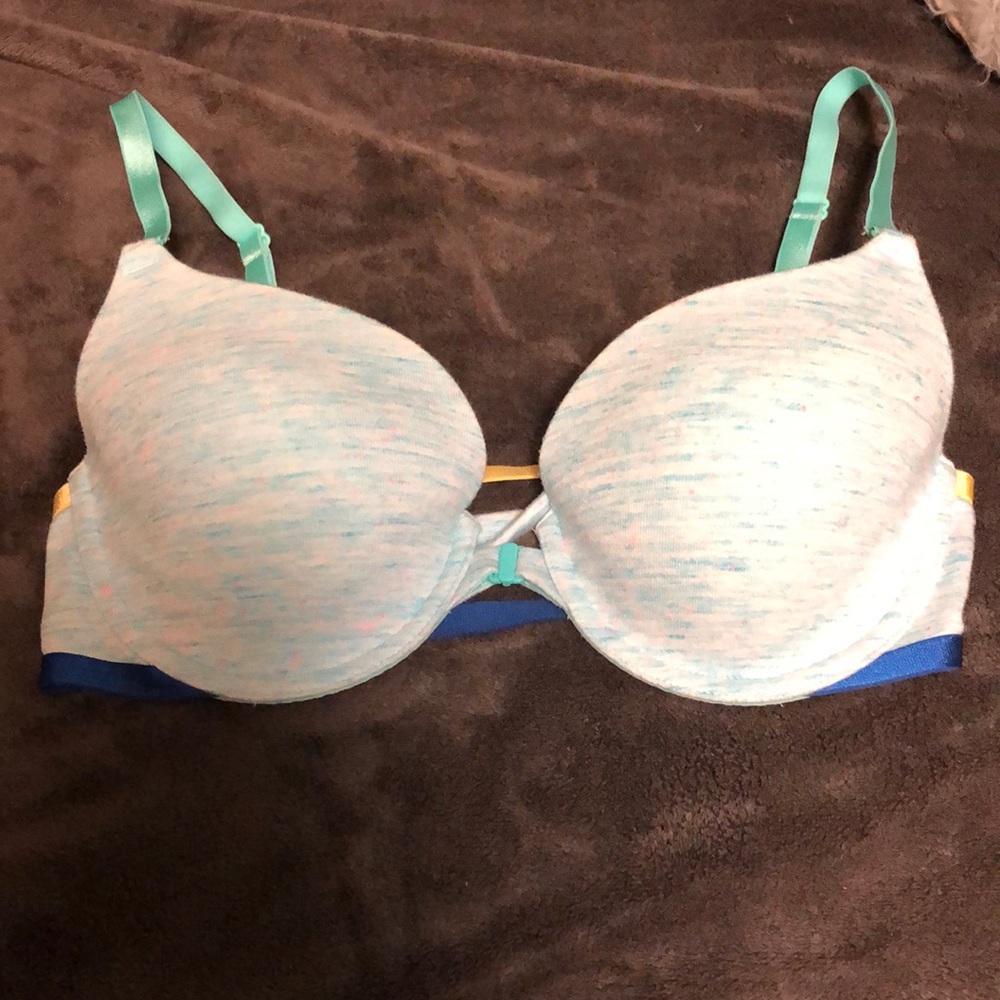 Victoria Secret lines Demi bra
